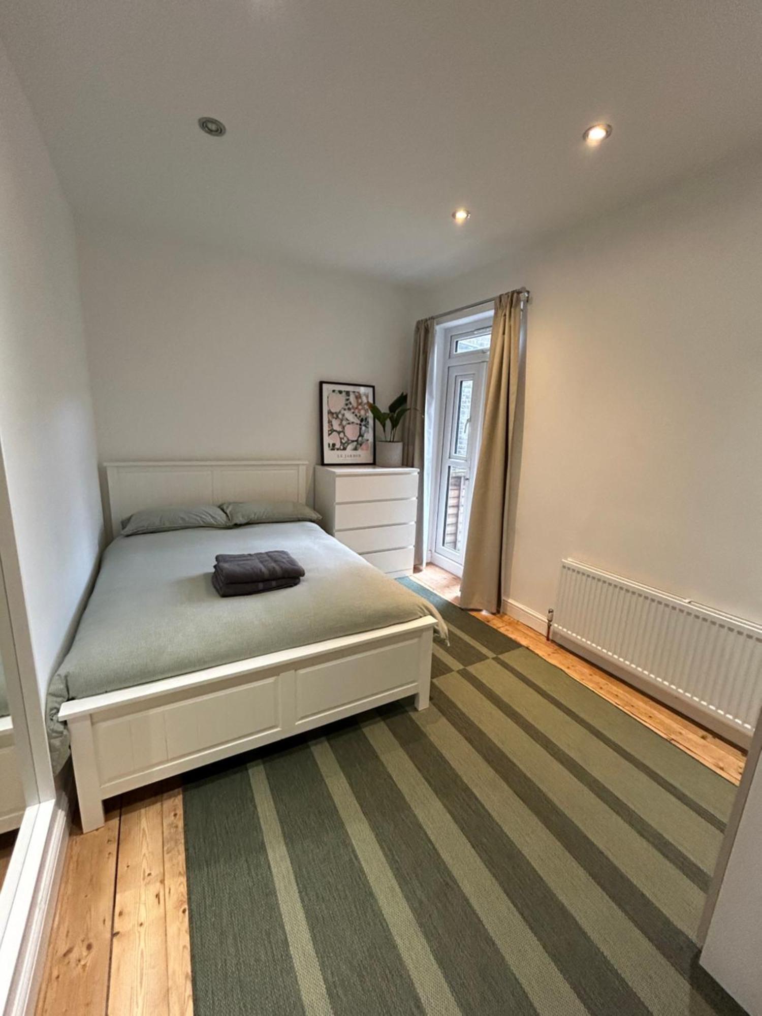 Spacious Battersea And *